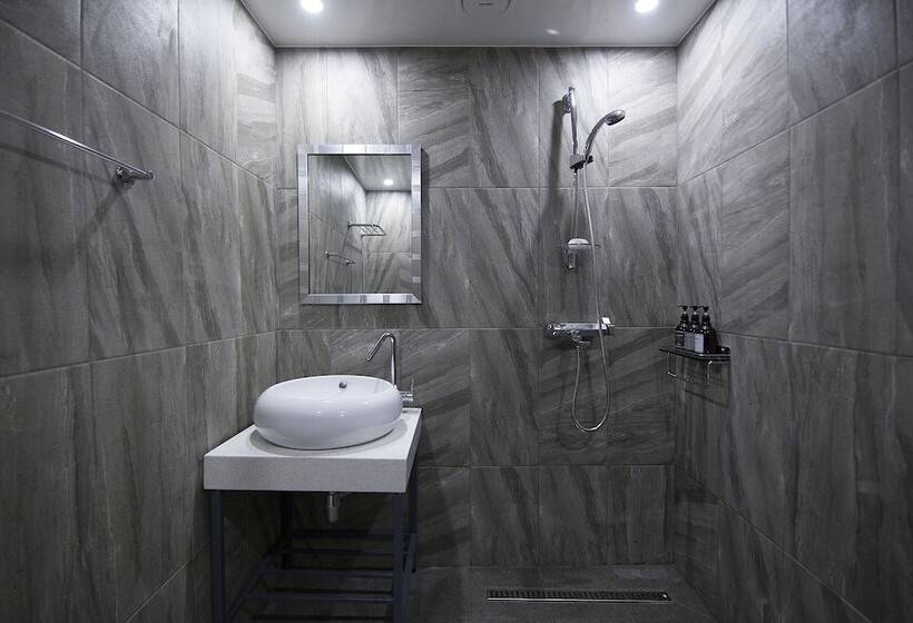 اتاق سوپریور, Gray