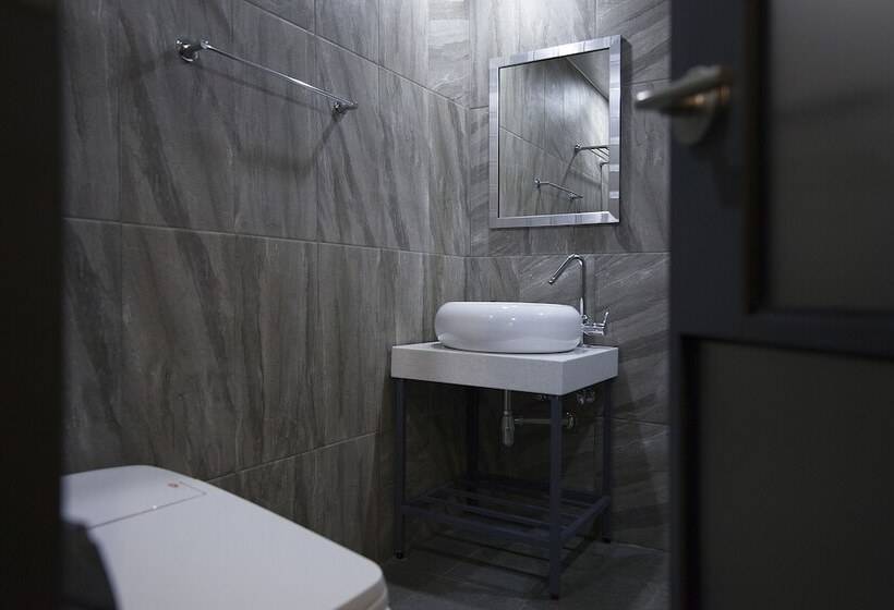 اتاق سوپریور, Gray