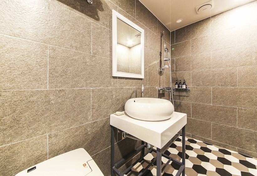 اتاق استاندارد سه نفره, Gray