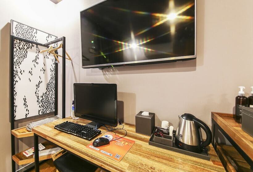 اتاق استاندارد سه نفره, Gray