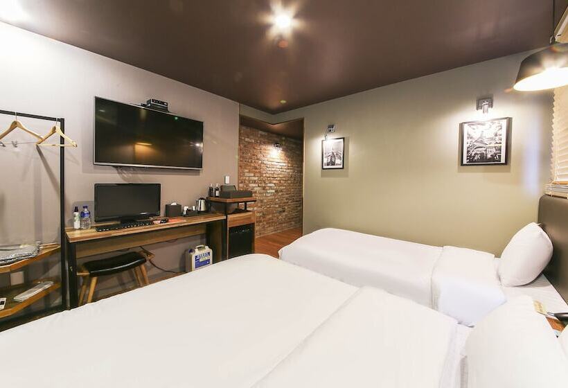 اتاق استاندارد سه نفره, Gray