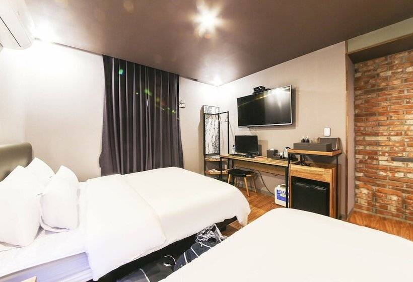 اتاق استاندارد سه نفره, Gray