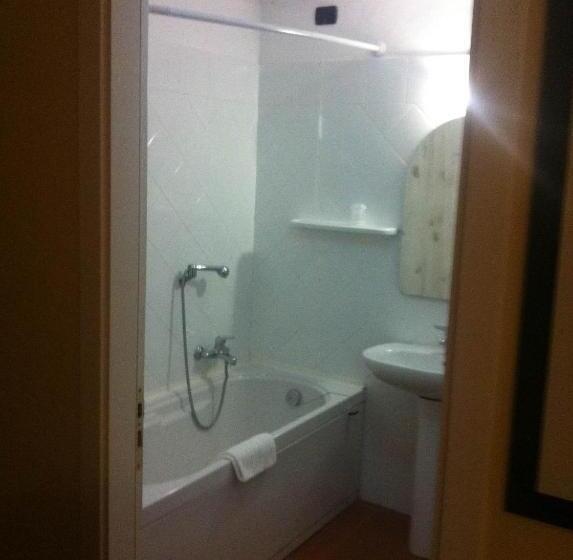 اتاق استاندارد چهار تخته, Lh Albergo Il Picchio