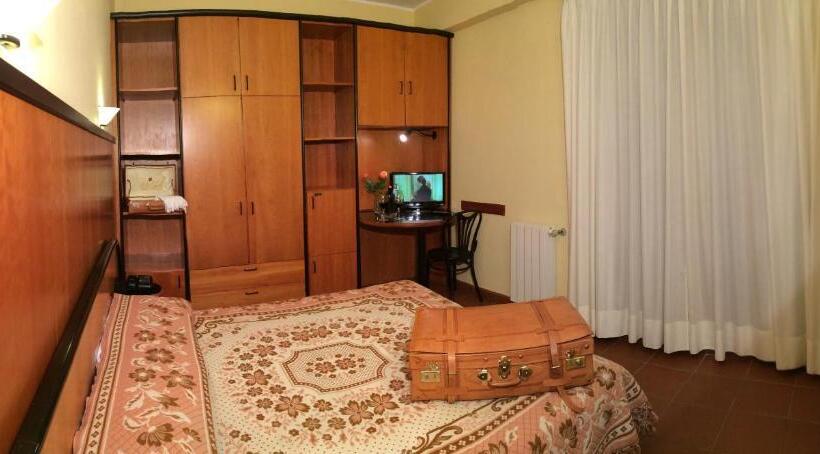 غرفة قياسية ثلاثية, Lh Albergo Il Picchio