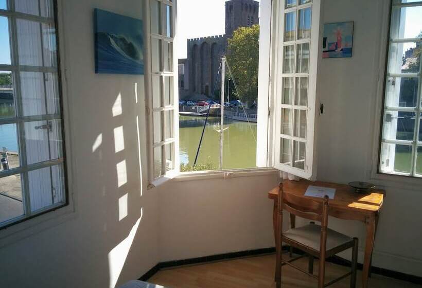 غرفة قياسية مطلّة علي النهر, Araur