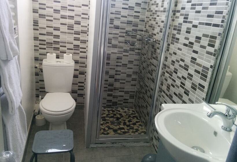 غرفة قياسية مطلّة علي النهر, Araur