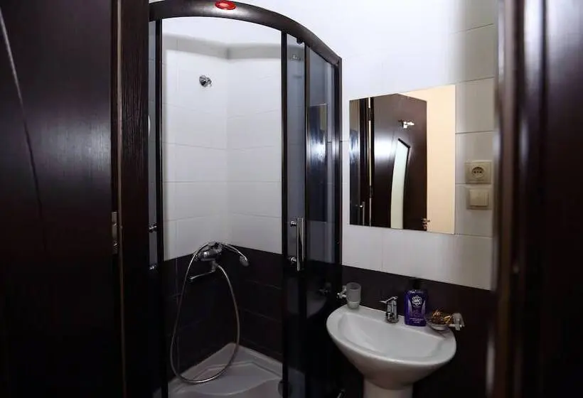 اتاق اکونومی, Rustaveli 36