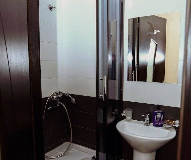 اتاق اکونومی, Rustaveli 36