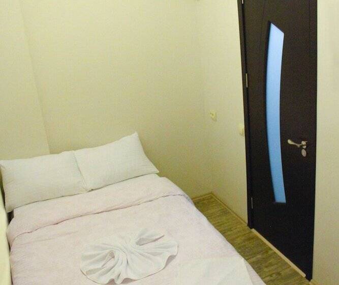 اتاق اکونومی, Rustaveli 36