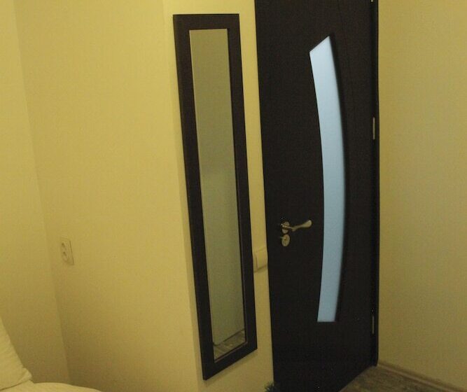 اتاق اکونومی, Rustaveli 36