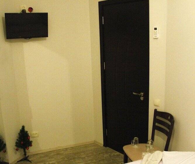 اتاق اکونومی, Rustaveli 36
