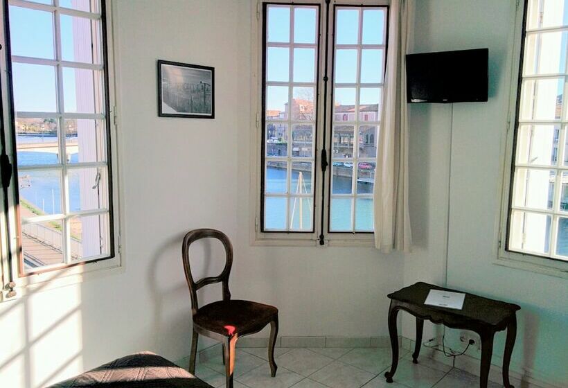 غرفة قياسية مطلّة علي النهر, Araur