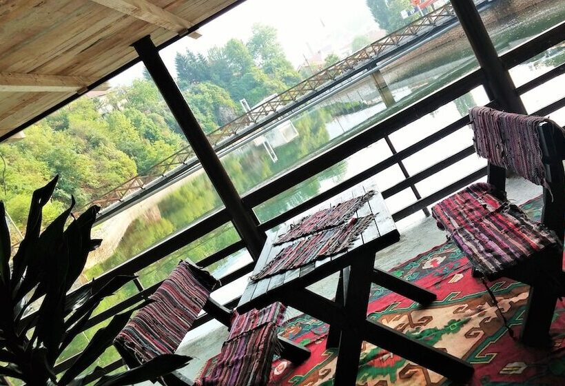 חדר סופריור לארבעה, Pansion River