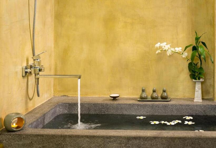プールの見えるデラックスルーム, Khmer House Resort
