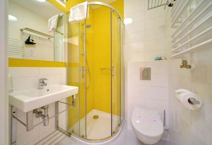 家庭间, Willa Odkrywcow