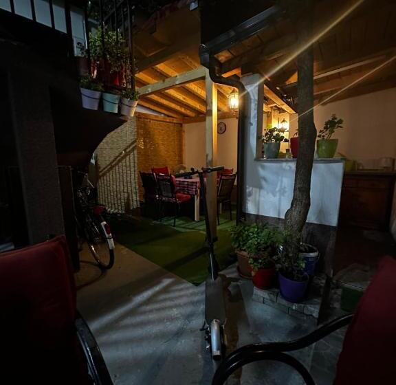 استودیو خانوادگی, Guest House Nana