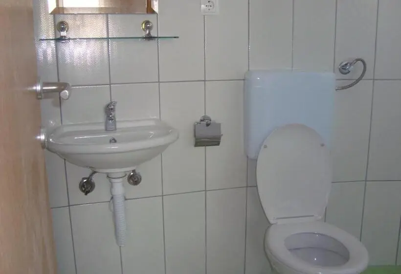 استودیو خانوادگی, Guest House Nana