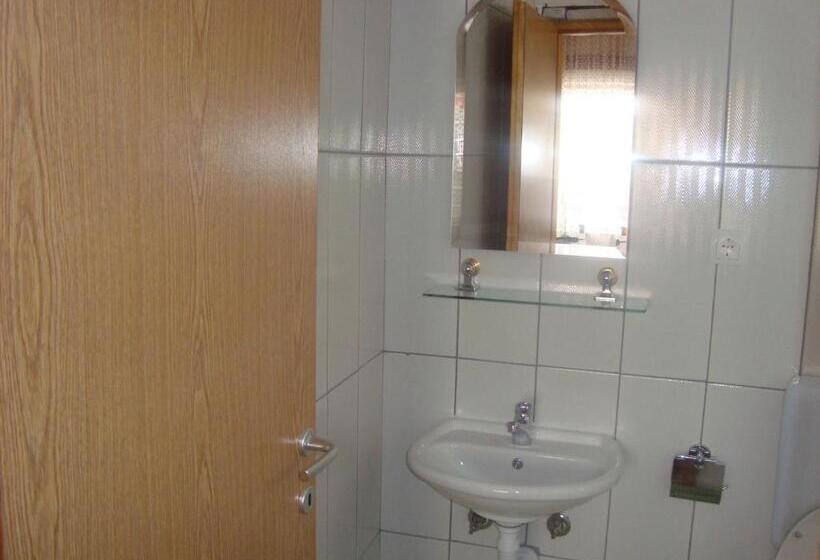 استودیو خانوادگی, Guest House Nana