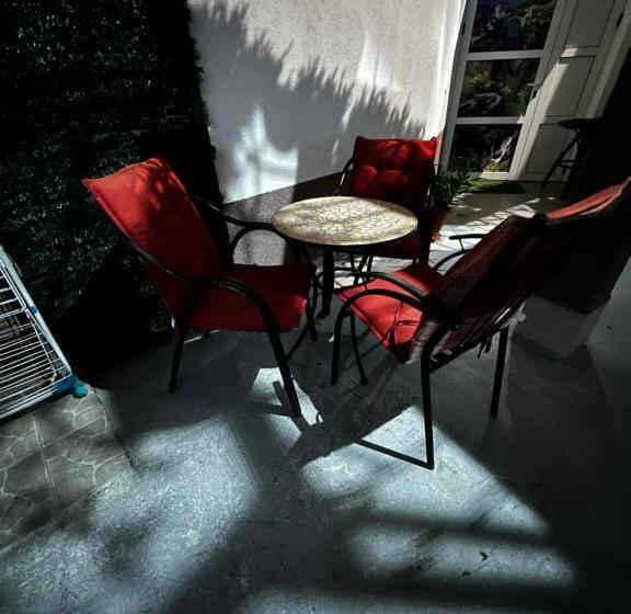 استودیو خانوادگی, Guest House Nana