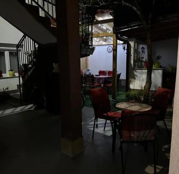 استودیو خانوادگی, Guest House Nana