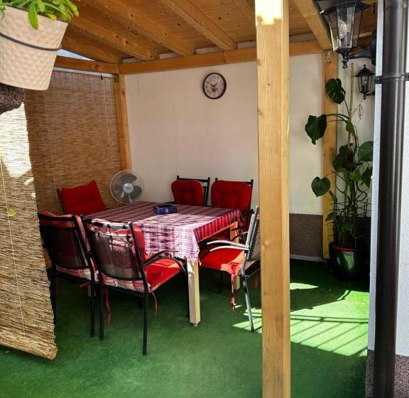 استودیو خانوادگی, Guest House Nana