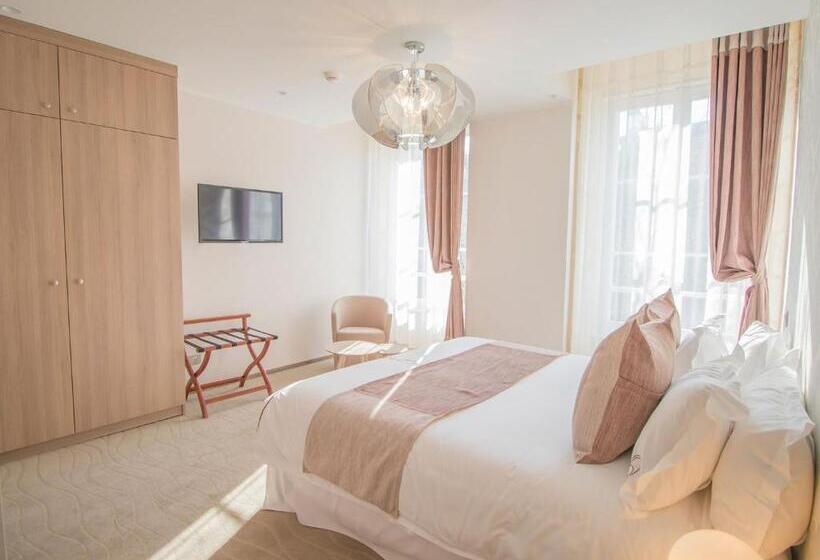 اتاق پرمیوم, Des Quinconces