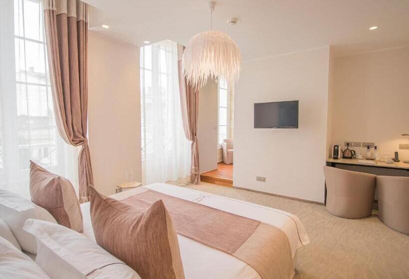 اتاق لوکس, Des Quinconces