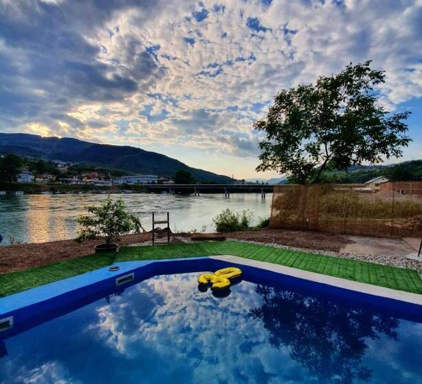 اتاق خانوادگی, Apartmani I Sobe Okuka