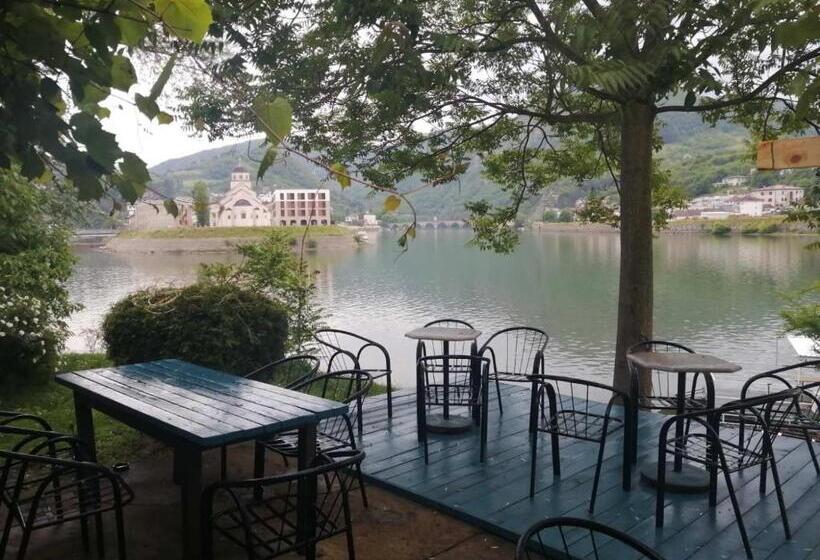 اتاق خانوادگی, Apartmani I Sobe Okuka