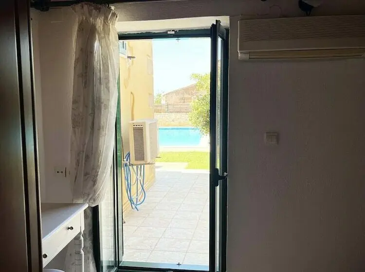 クラシックスイート, Skandalis Traditional Suites