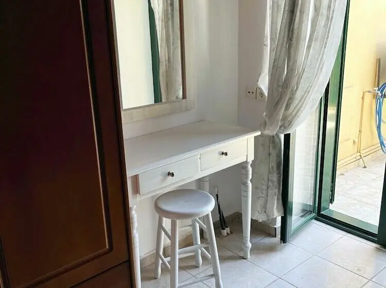 クラシックスイート, Skandalis Traditional Suites