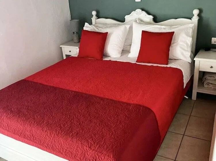 クラシックスイート, Skandalis Traditional Suites