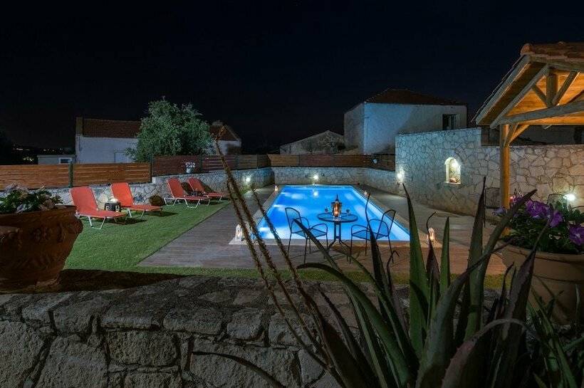 سوئیت کلاسیک, Skandalis Traditional Suites