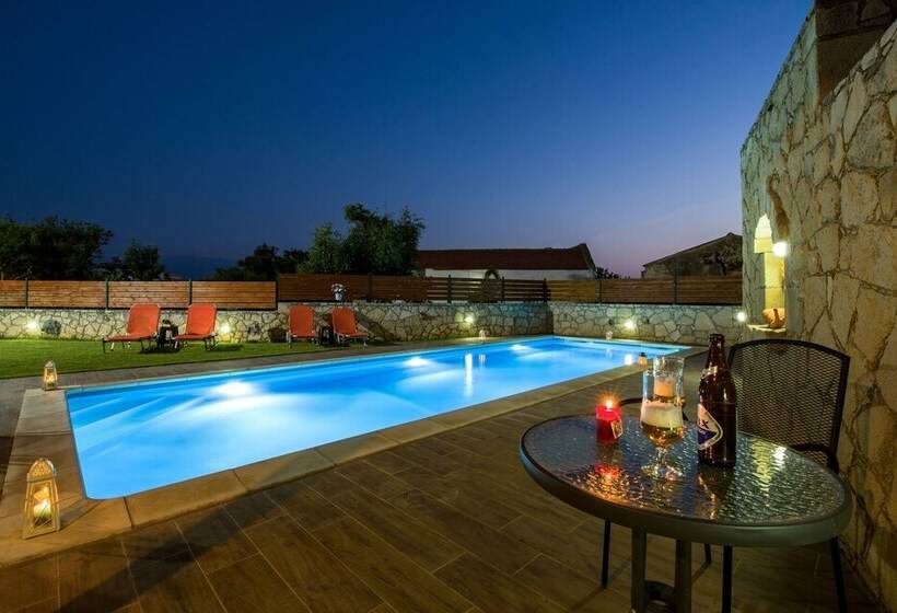 سوئیت کلاسیک, Skandalis Traditional Suites