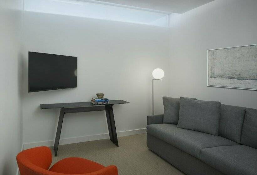 1 Bedroom Penthouse Apartment, Aka University City