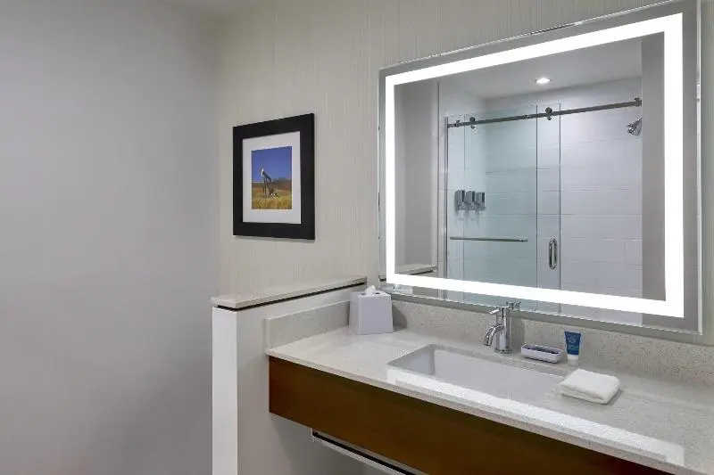 キングサイズベッドのスタンダードルーム, Four Points By Sheraton Grande Prairie