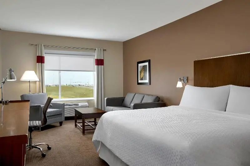 キングサイズベッドのスタンダードルーム, Four Points By Sheraton Grande Prairie