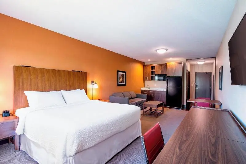 キングサイズベッドのスタンダードルーム, Four Points By Sheraton Grande Prairie