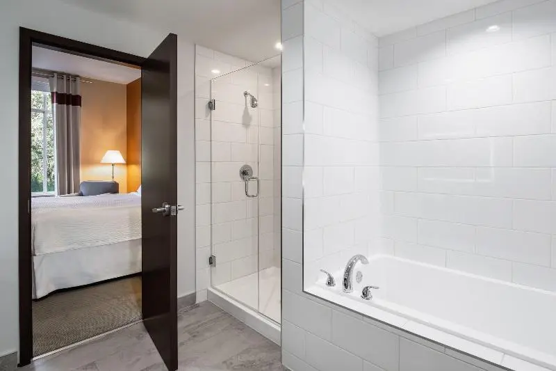キングサイズベッドのスイートルーム, Four Points By Sheraton Grande Prairie