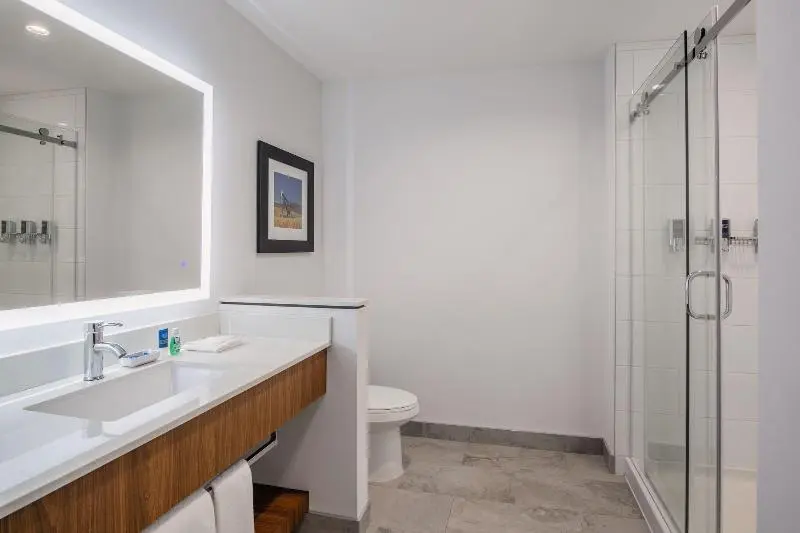 クイーンサイズベッドのスタンダードルーム, Four Points By Sheraton Grande Prairie