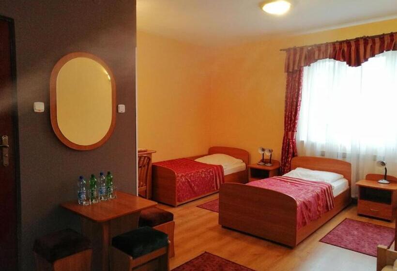 标准三人间, Grodzki