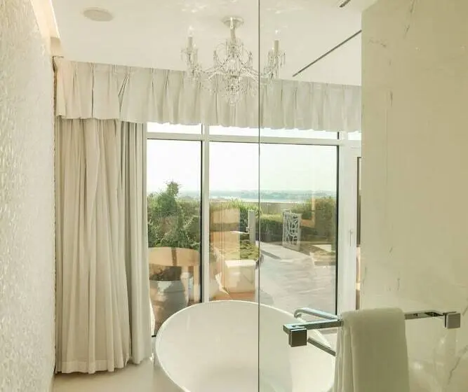 Superior Room with Terrace, Mondrian Doha