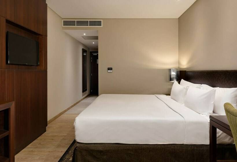 标准间带游泳池, Protea Hotel by Marriott Owerri Select