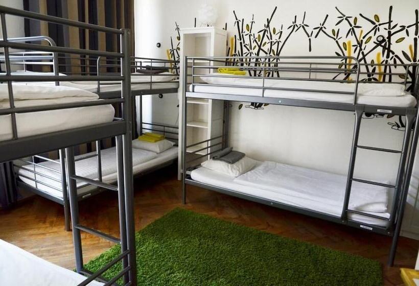 تختخواب در اتاق مشترک, The Republic Apartments