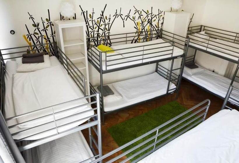 تختخواب در اتاق مشترک, The Republic Apartments