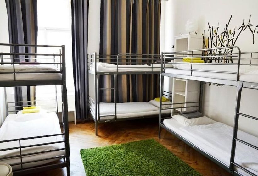 تختخواب در اتاق مشترک, The Republic Apartments