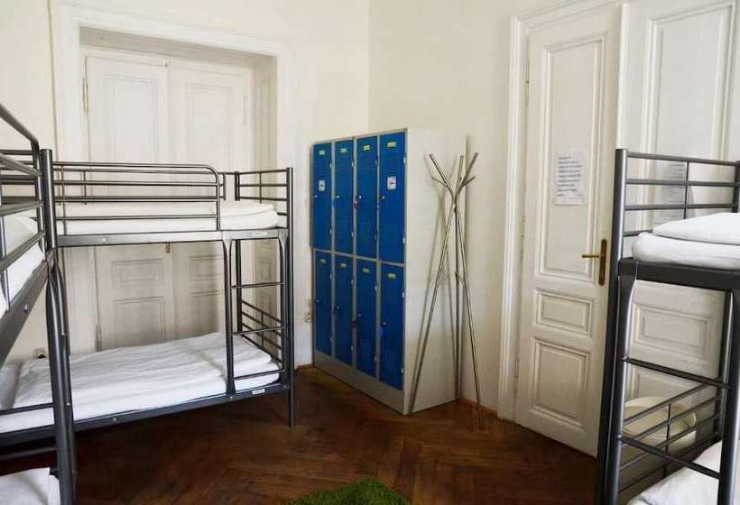 تختخواب در اتاق مشترک, The Republic Apartments