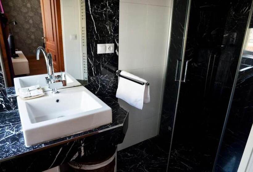 تختخواب در اتاق مشترک, The Republic Apartments