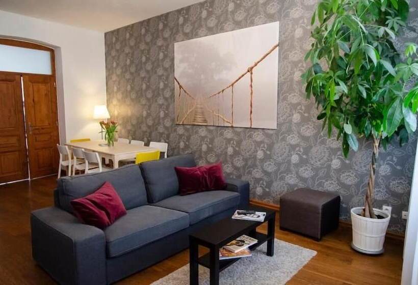 تختخواب در اتاق مشترک, The Republic Apartments