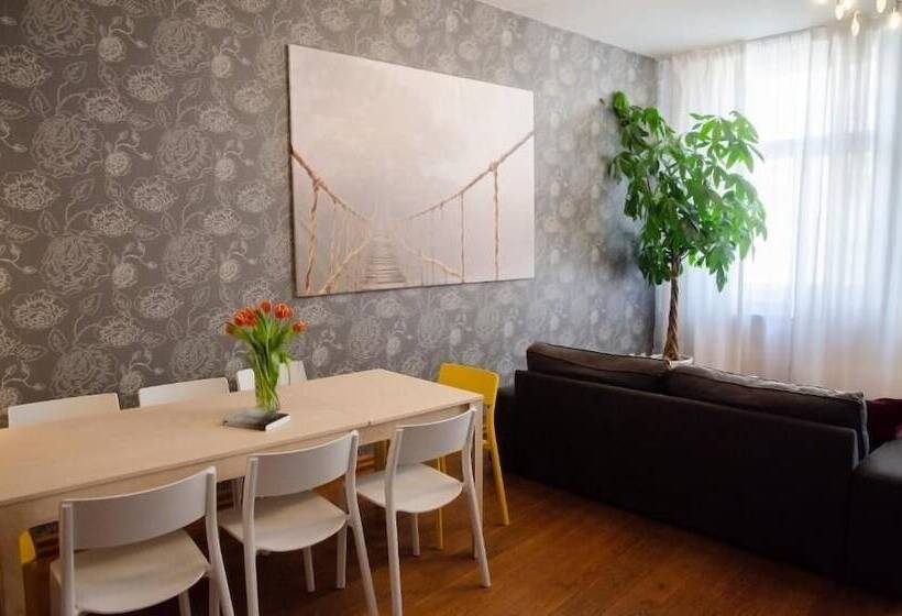 تختخواب در اتاق مشترک, The Republic Apartments